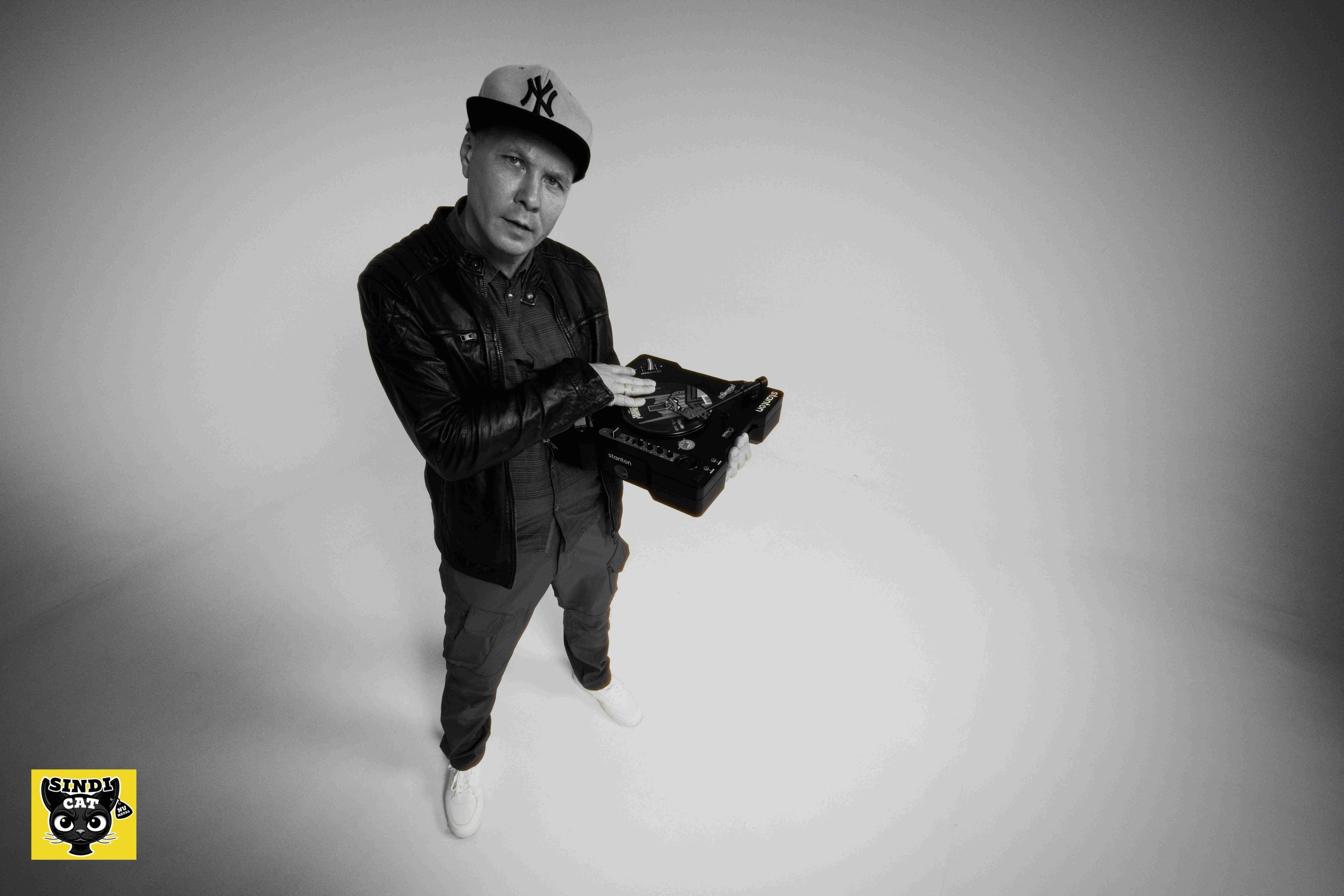 Serghey Bond - DJ, turntables