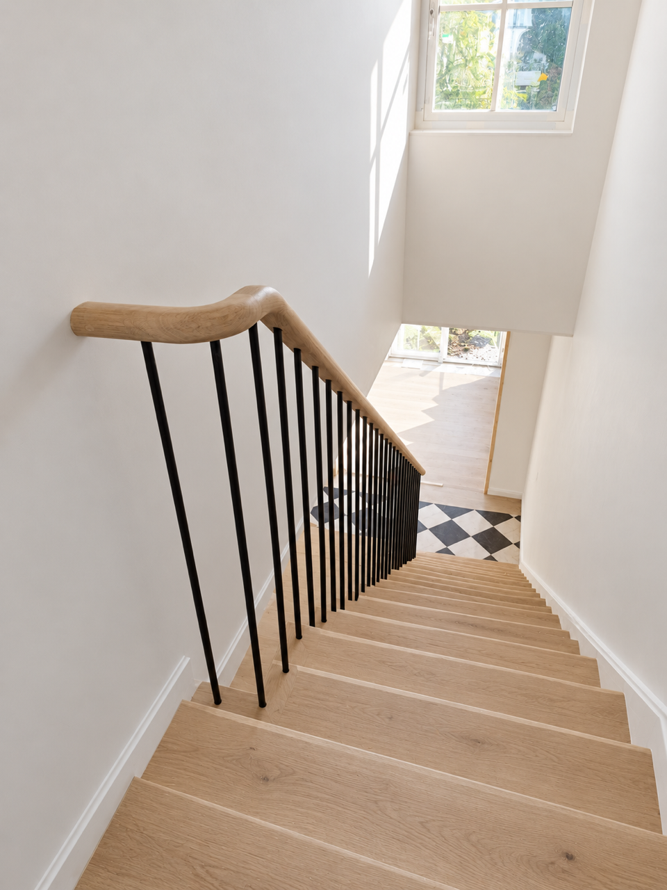 Softwood cutstring with oak treads and continuos handrail, powdered coated solid steel spindles 1