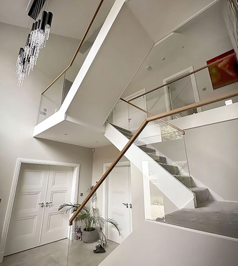 Softwood Stairs With 15mm Toughened Sandwiched Glass And Oak Handrail. Rectangle 233