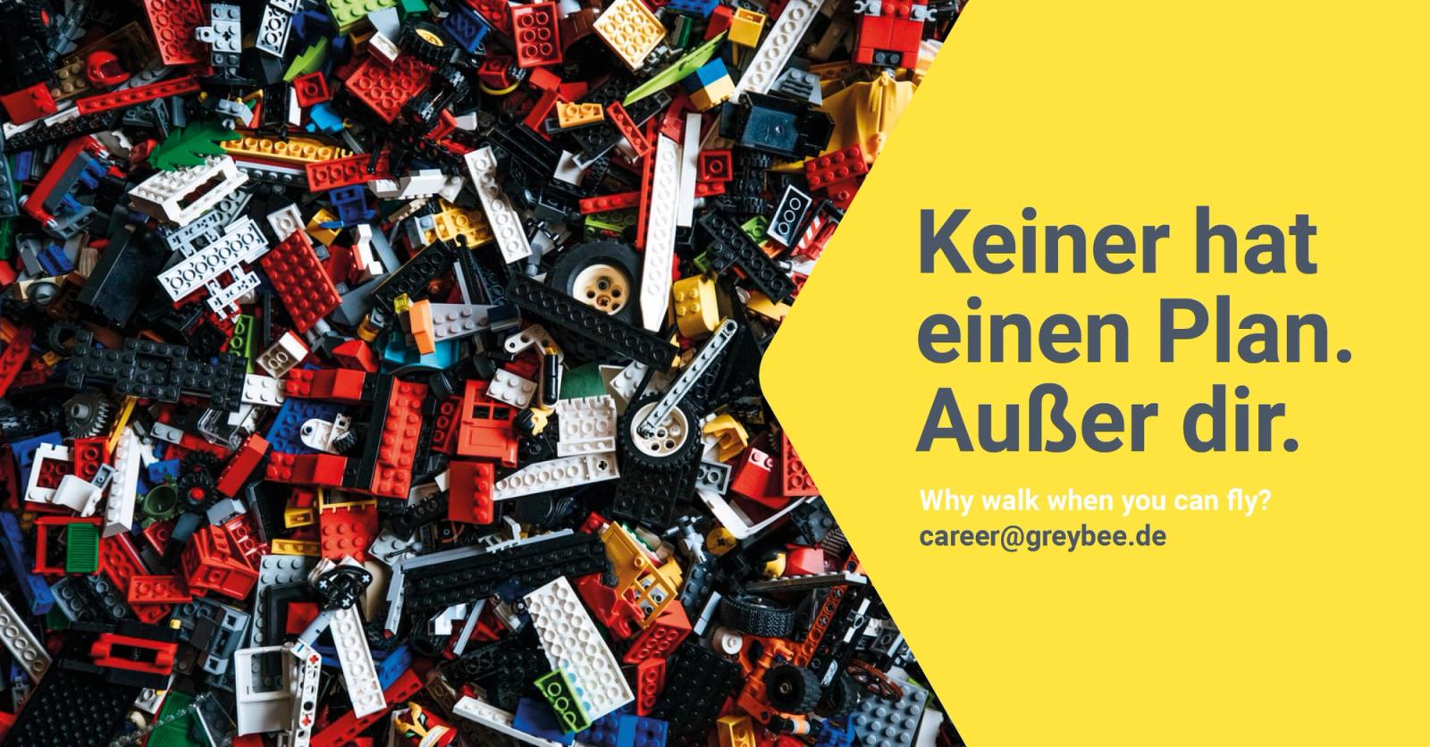 Recruiting social ad: scattered Lego bricks with the line “Keiner hat einen Plan. Außer dir.”