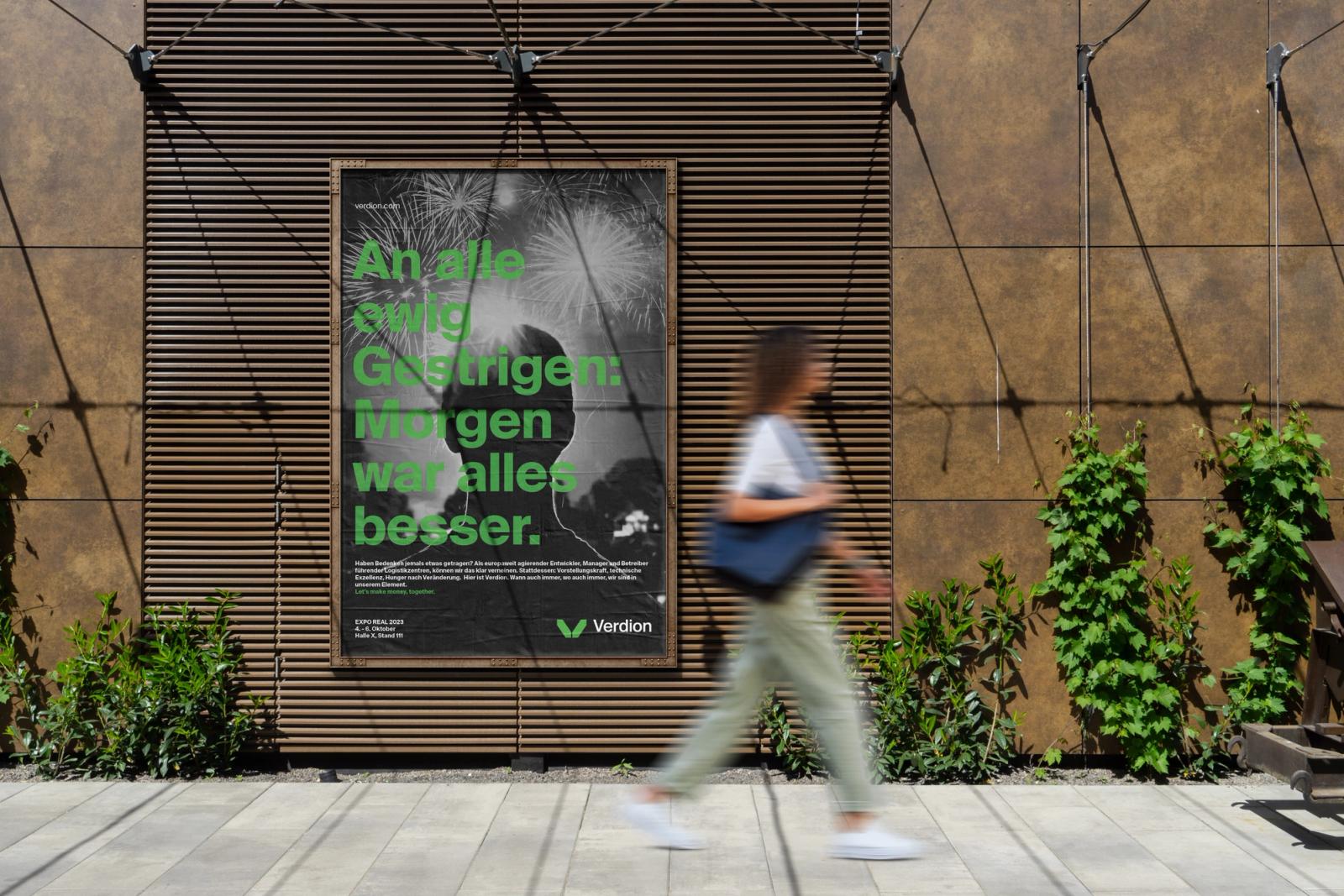 Verdion out-of-home poster with the line “An alle, außer Gegenwind…” on a wooden wall