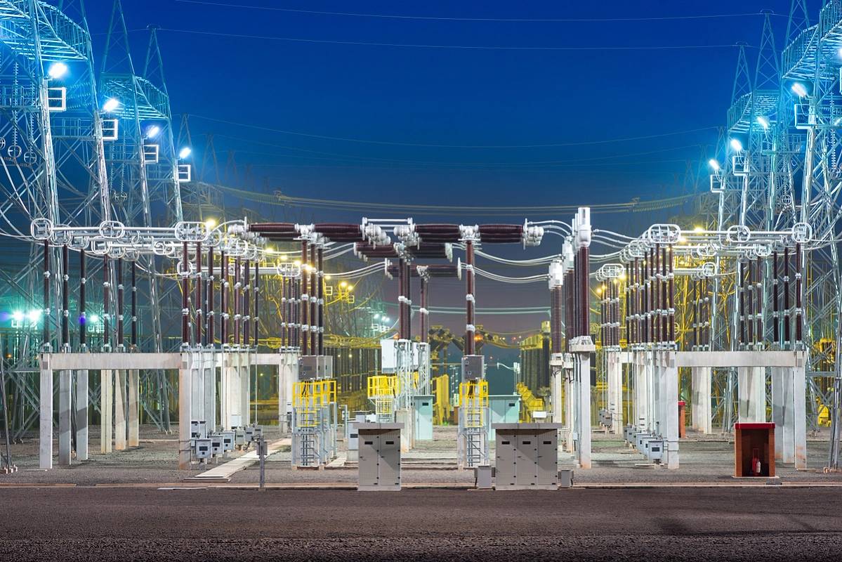 Bilde viser en elektrisk transformatorstasjon om natten
