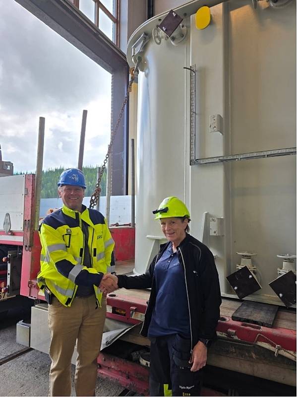 Bilder viser Stig og Vigdis shake hands.