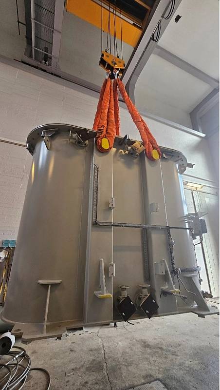 Bildet viser lasting av en 25 tons transformator.
