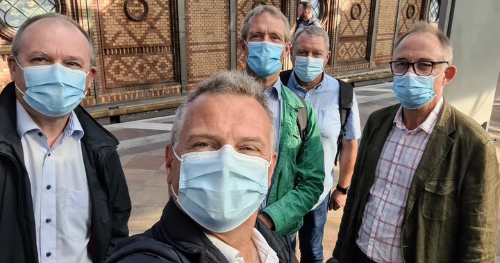 Bildet viser den norske delegasjonen på testen: Nils Nesheim, Magne Solheim, Johnny Kjønås, Kjetil Toftevåg og Per Morten Birkelund. For anledningen med maske - som var påbudt over alt.