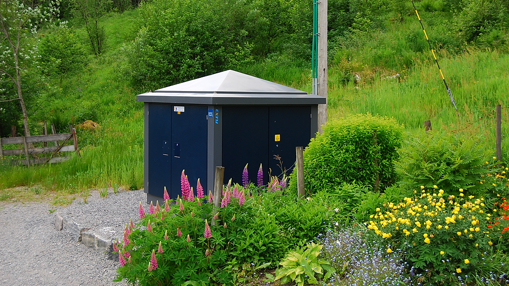 Bildet viser nettstasjon i norsk natur