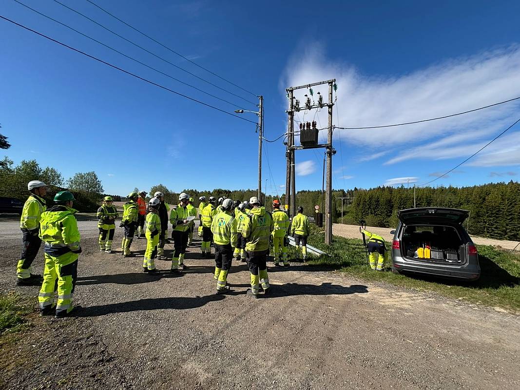 Bilde viser folk som er på en befaring i forkant av måling