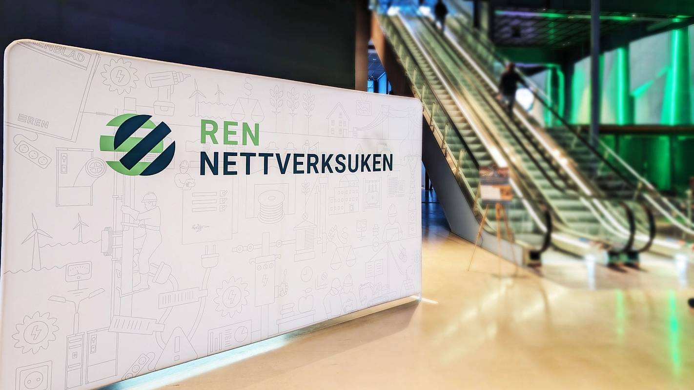 Bilde viser en messevegg med logo til REN Nettverksuken nede i foajeen på X Meeting Point