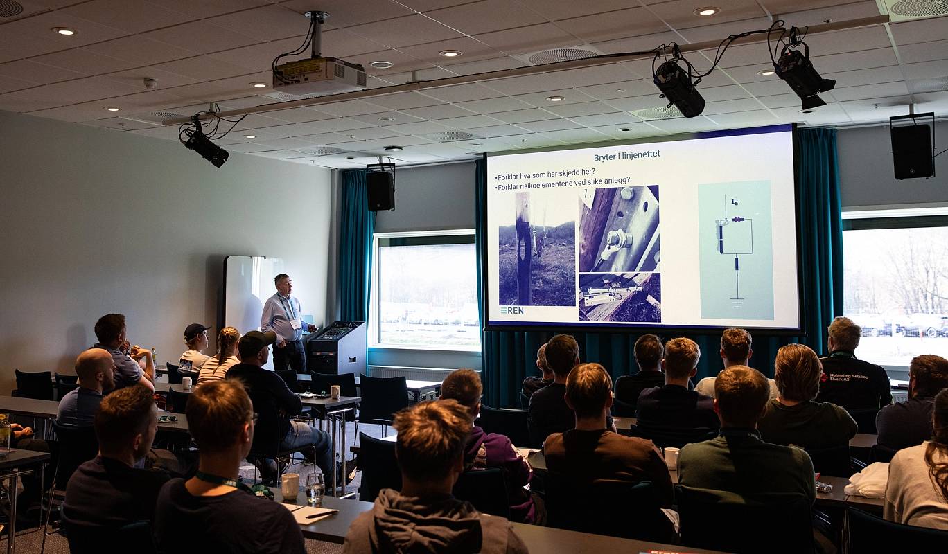 Foredragsholder presenterer foran et publikum