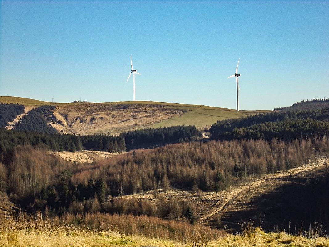 Bildet viser vindmøller på en ås