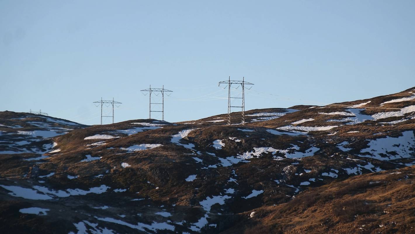 Bildet viser strømmaster på fjellet