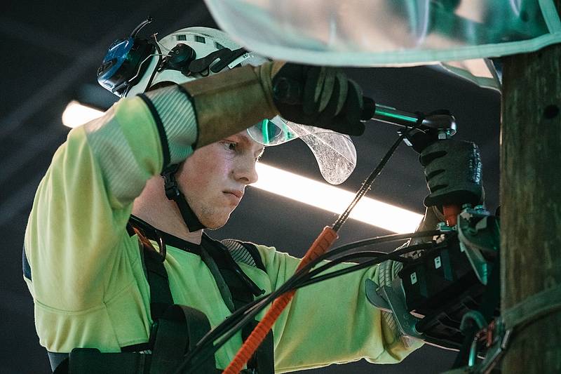 Bilde av energimontørlærlinger som arbeider i stolpe.