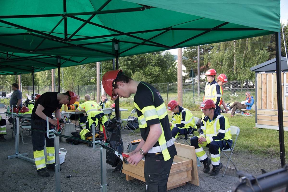 Energimontlærlinger som utfører arbeid på kabel