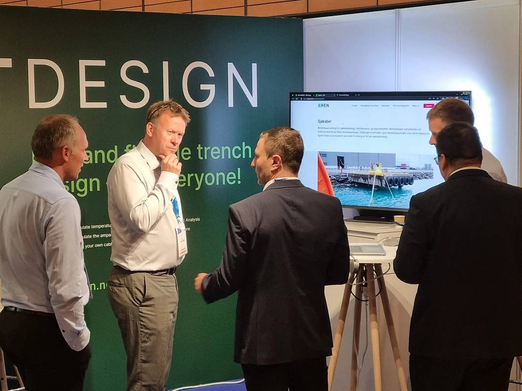 Bildet viser representanter fra REN og besøkende på REN sin stand