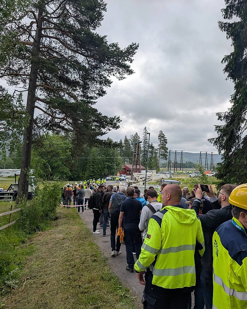 Bildet viser folk i kø ved innslipp til demonstrasjonsområdet.