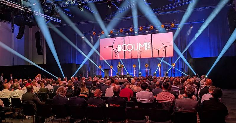 Bildet viser Kai på scenen fremfor publikum. Fra åpningsseremonien.