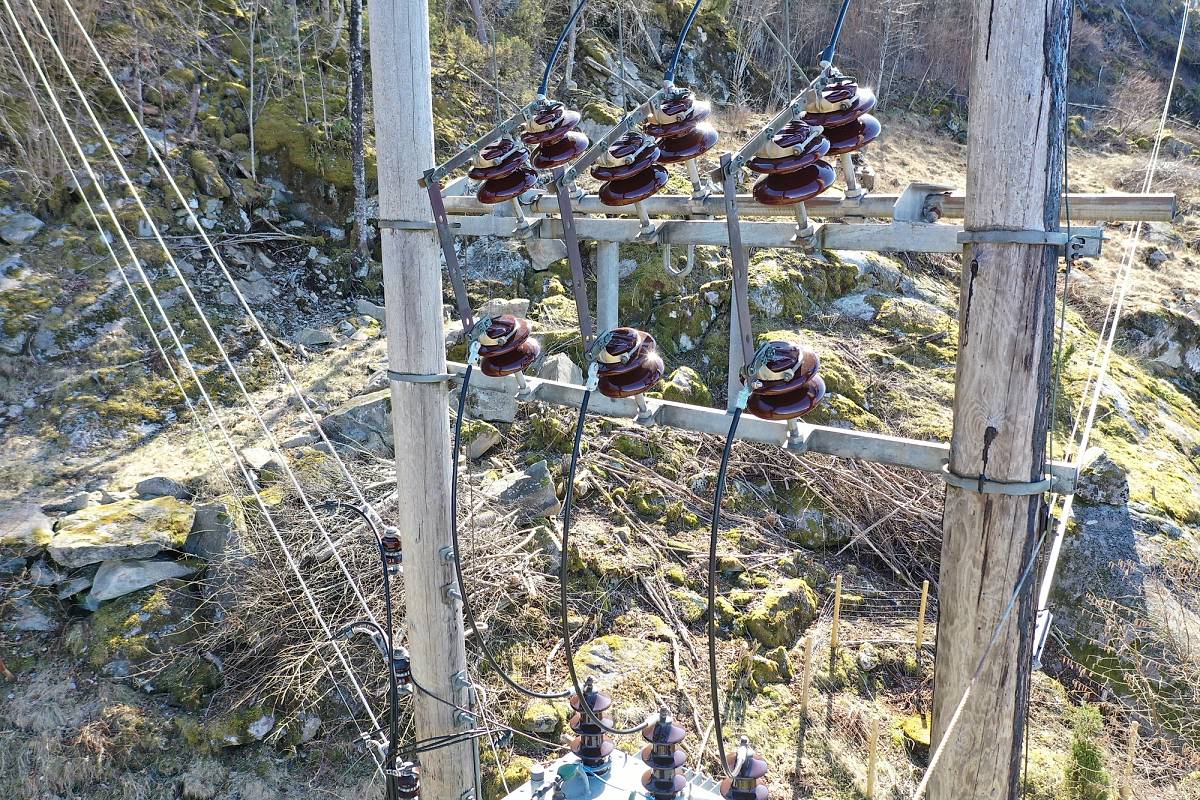 Bildet viser tilkobling med Al fortinnet kabelsko på Cu skinne til linjebryter.