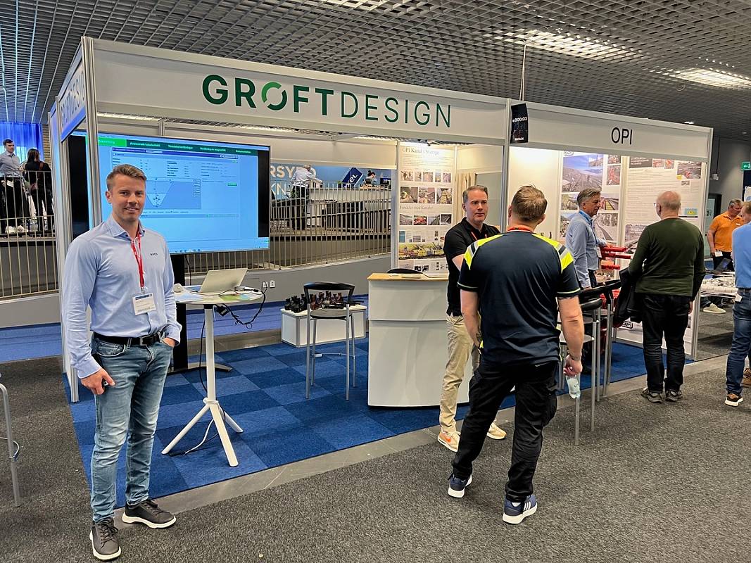 Bilde viser Marius Engebrethsen foran REN sin stand