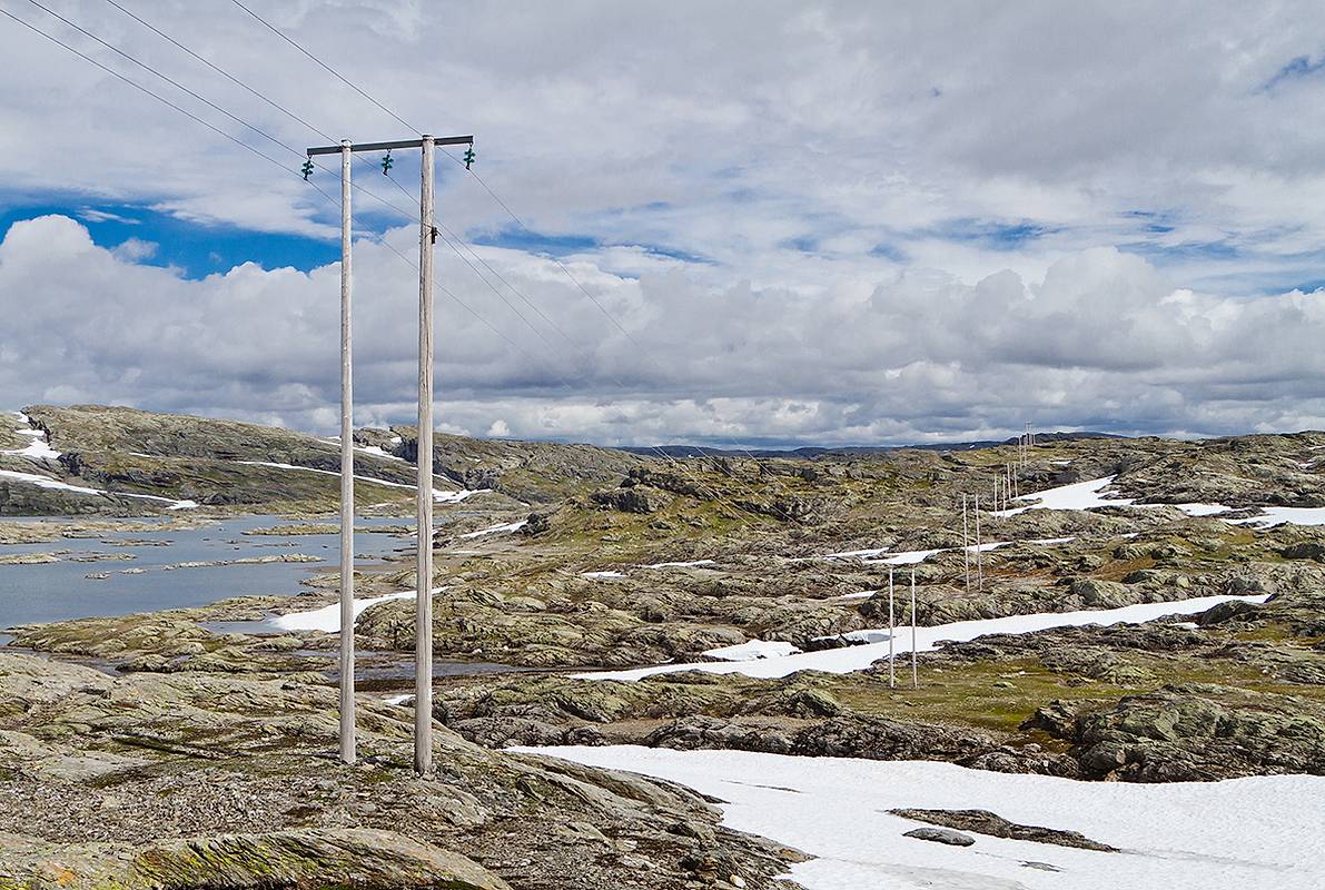 Bildet viser høyspenningslinjer på fjellet