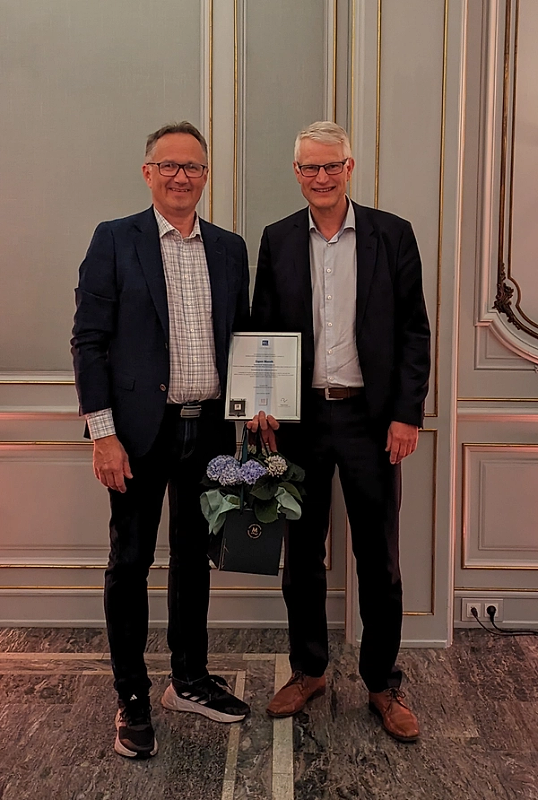 Espen Masvik i REN sammen med NEKs styreleder Håkon Rem.