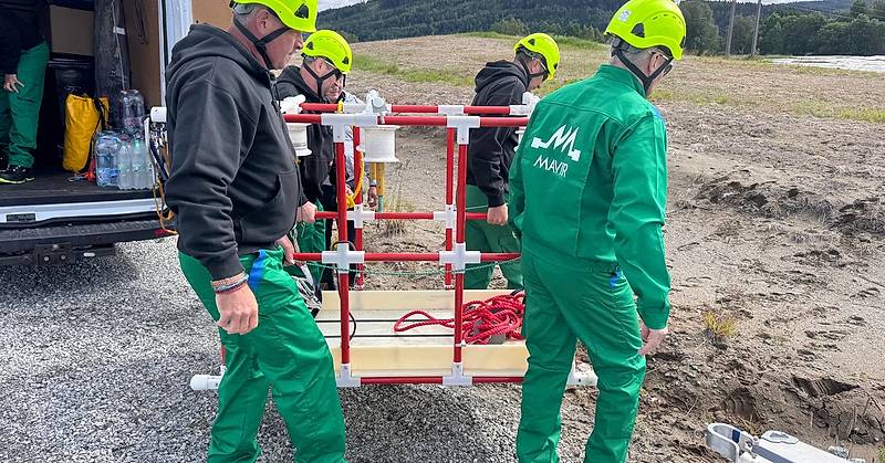 Bilde viser fire personer som tar med seg utstyr til demonstrasjon