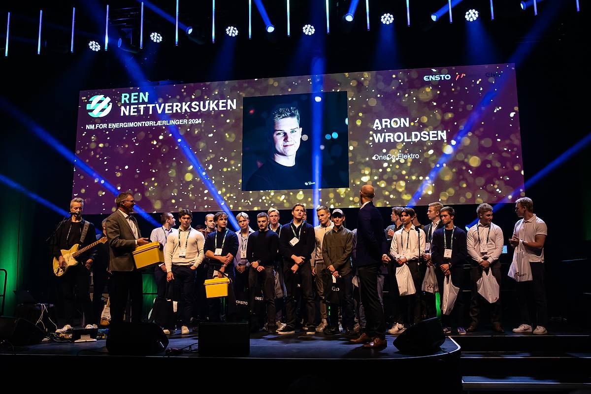 Fra kåring og premieutdeling NM 2024. Alle finalister samlet på scenen foran stor skjerm hvor vinneren vises.