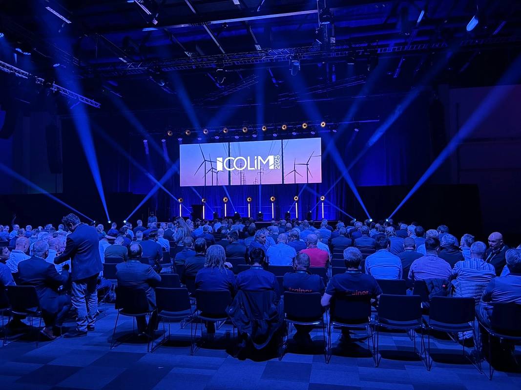 Bildet viser konferansesal med sittende deltakere før arrangementet starter.