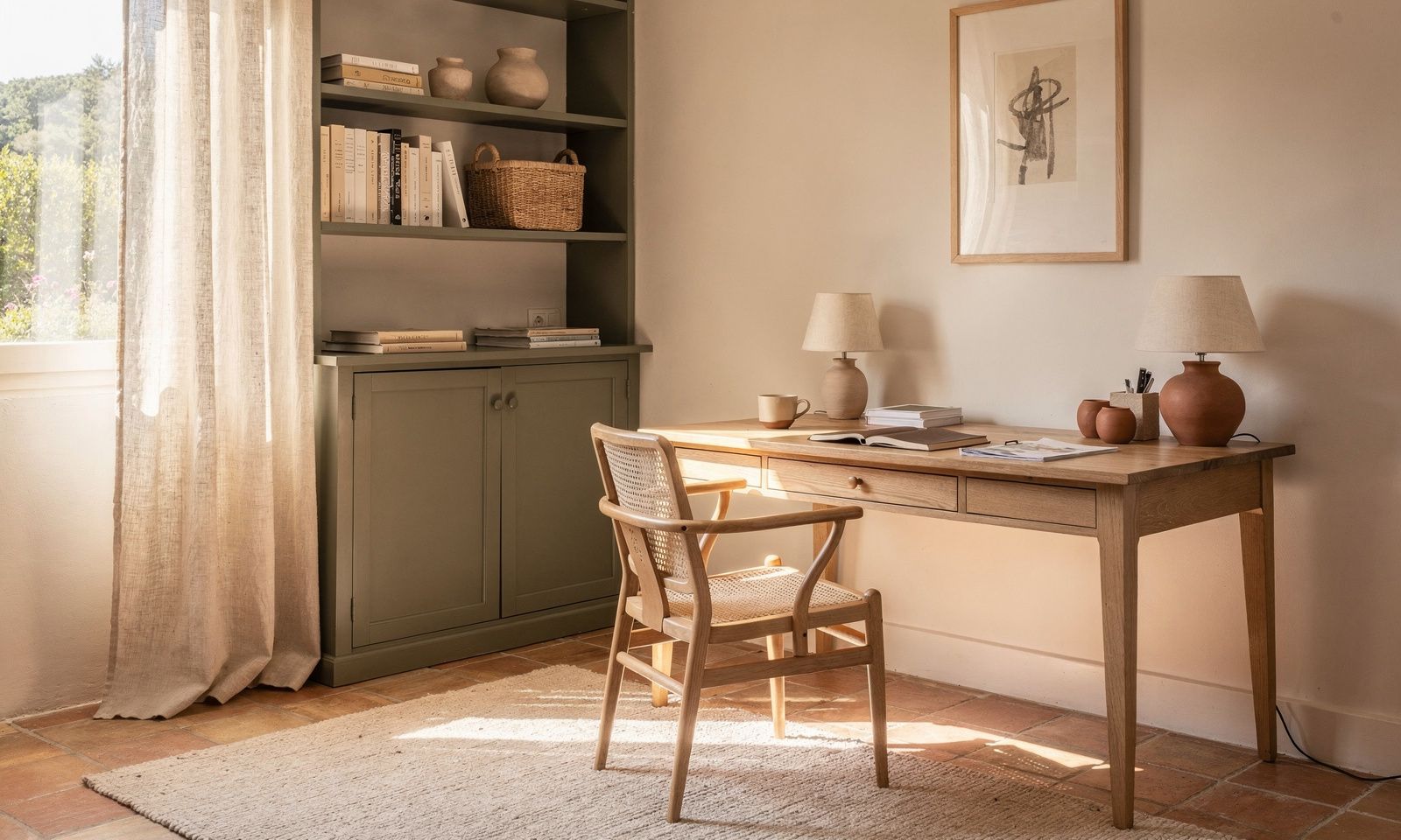Coin bureau lumineux à la maison à Plascassier, bois clair, teintes de terre et lin naturel