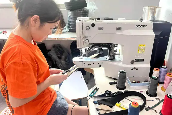 Choose factories with industrial workers who have many years of experience in key production positions.