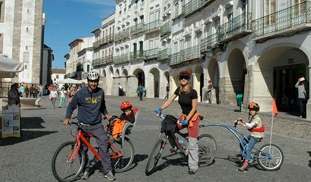 Uma família aproveitando um passeio de bicicleta em Évora, Portugal