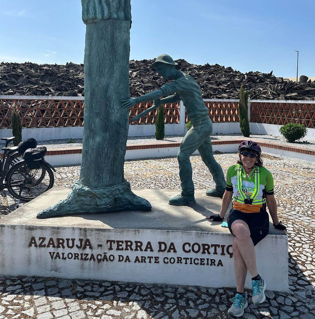 Cyclist vising Azaruja cork statue