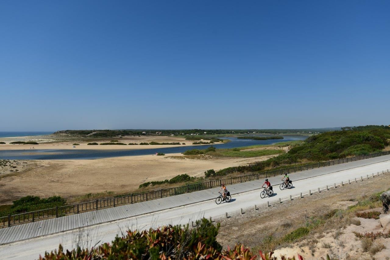 Gruppe von Radfahrern, die an der Atlantikküste entlangfährt