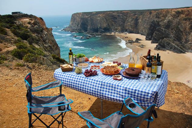 Along the coast bike tour - beach picnic