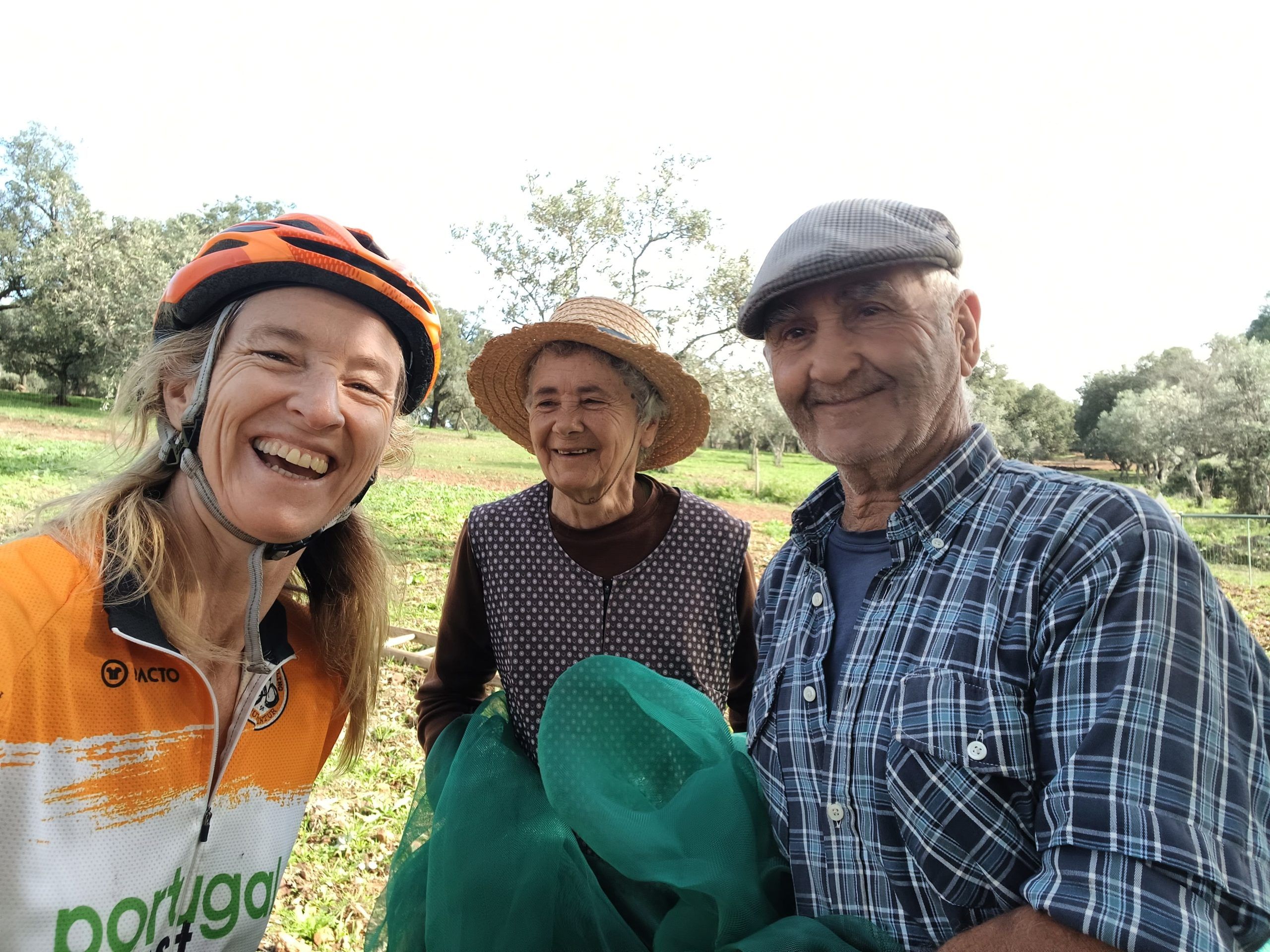 Einheimische aus dem Alentejo in Portugal im Gespräch mit einem Radfahrer