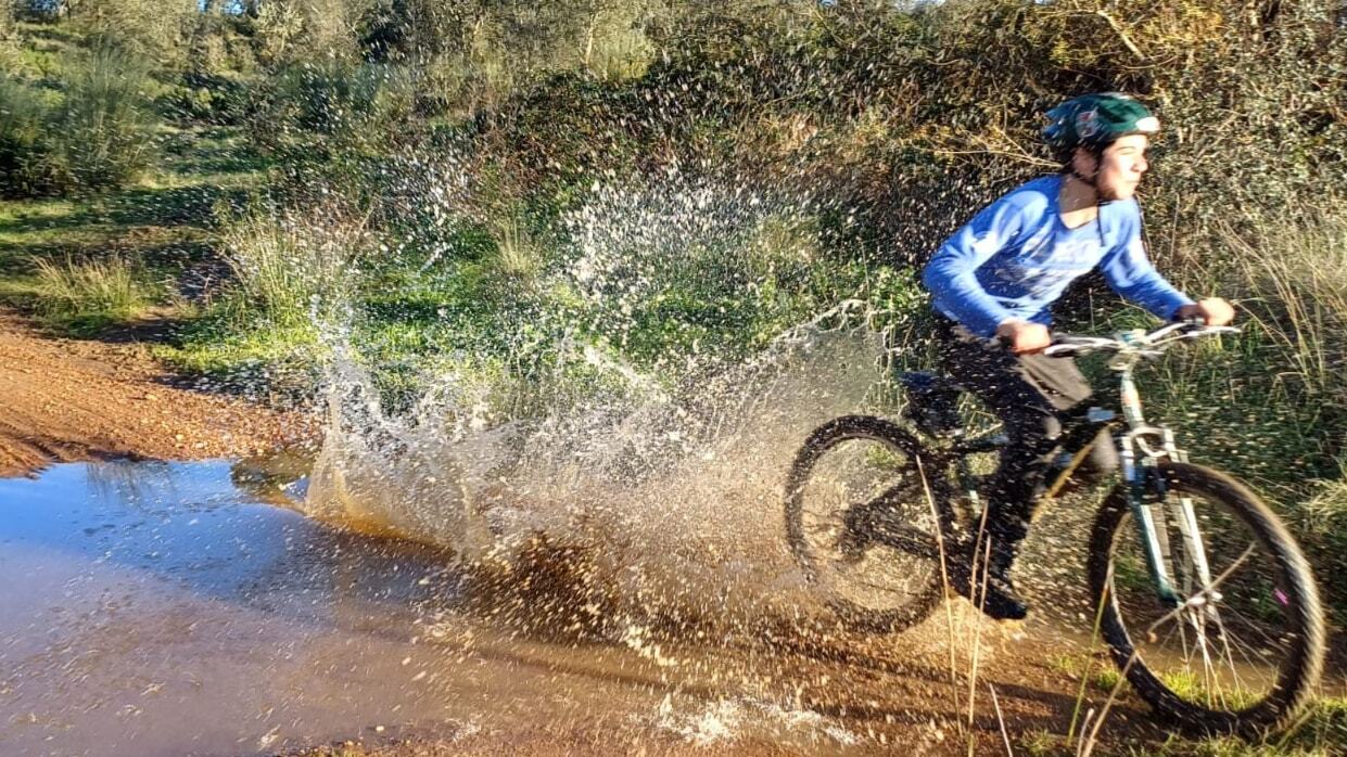 Criança se divertindo de bicicleta