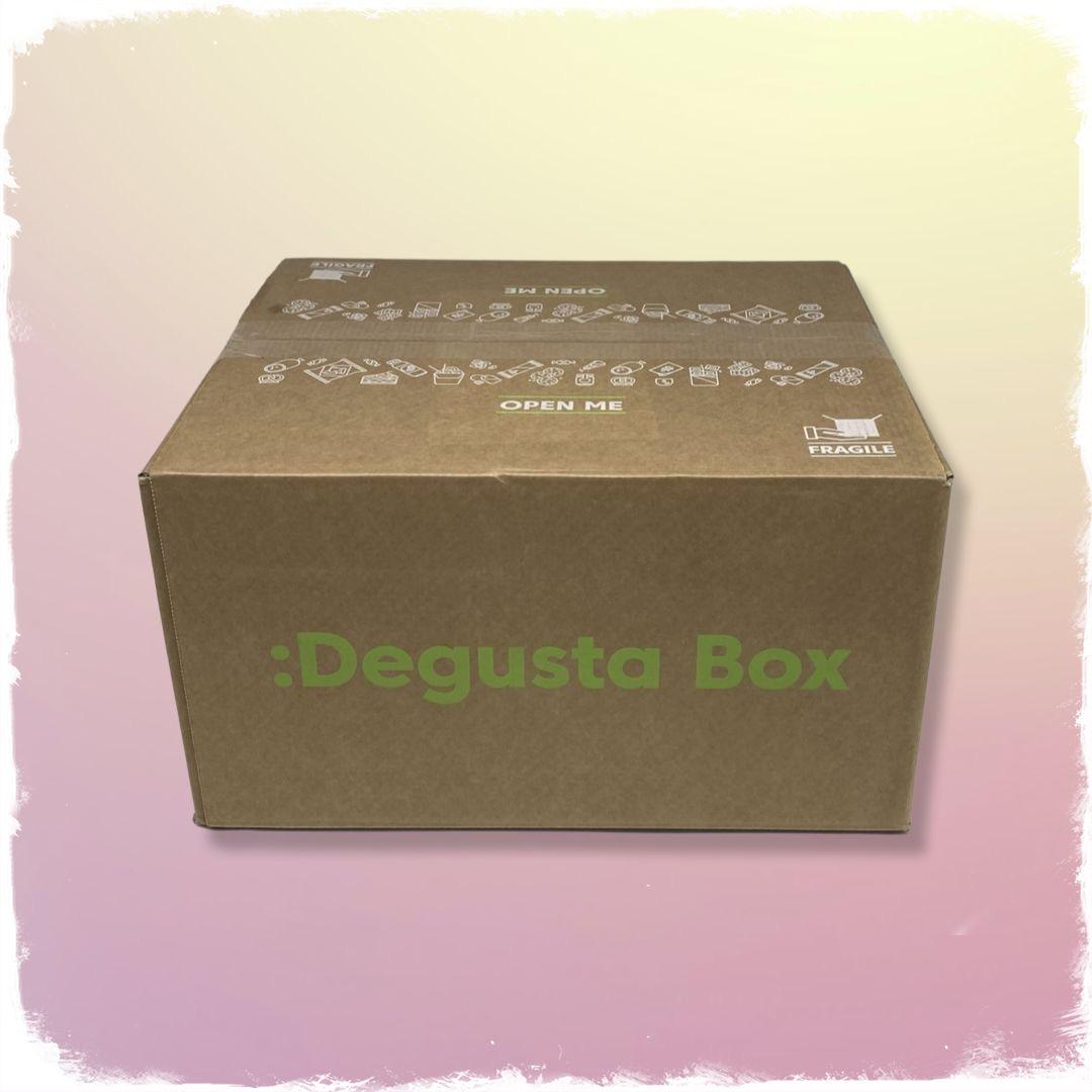 Ein stabiler Karton mit grüner Aufschrift - so kommt die Degusta Box beim Kunden an