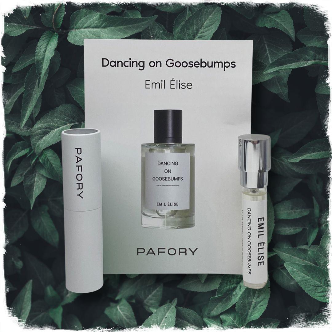 Pafory Verpackung und Sprühflaschen auf einem grünen Hintergrund. Auf dem Bild steht Dancing on Goosebumps - Emil Elise - Pafory