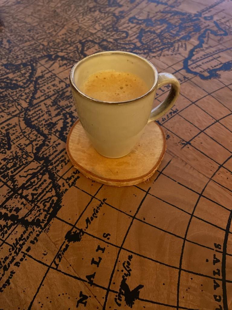 Eine Tasse Kaffee auf einer Weltkarte