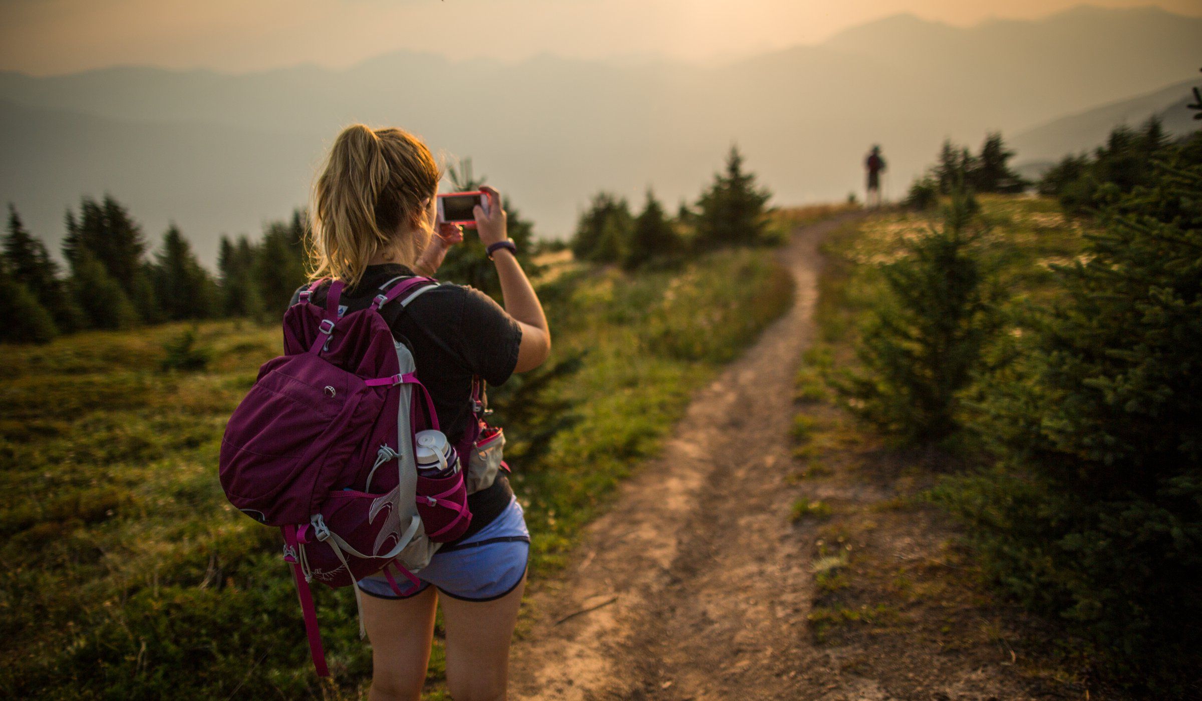 Parks Canada / Ben Morin Woman Taking Photo At Opal Hills