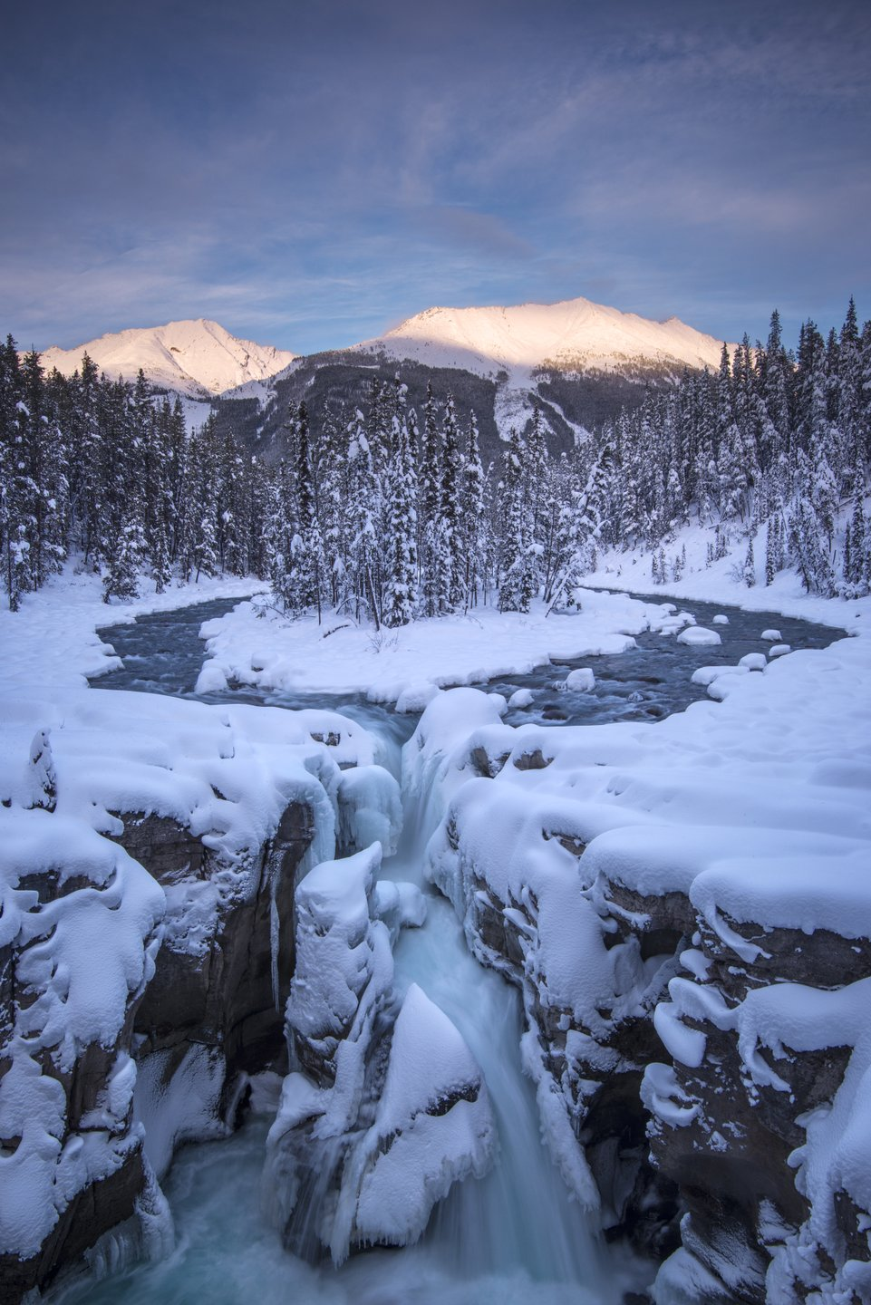 Sunwapta Falls winter