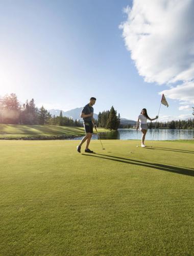 Fairmont Golf Course Roth and Ramburg / Travel Alberta