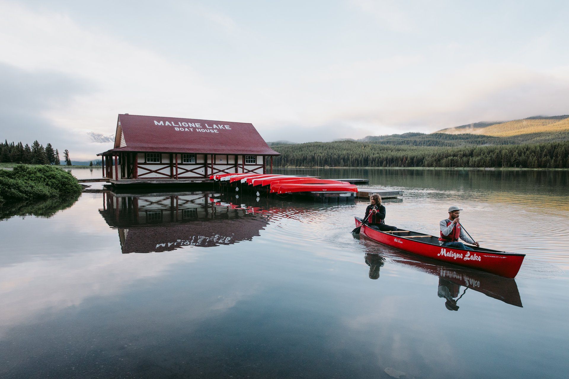 Boathouse Maligne Lake MikeSeehagel / Pursuit