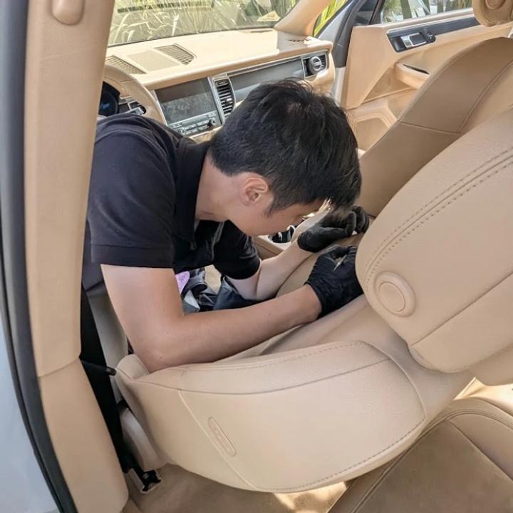 Técnico de LuxCuero restaurando el interior de cuero de un vehículo