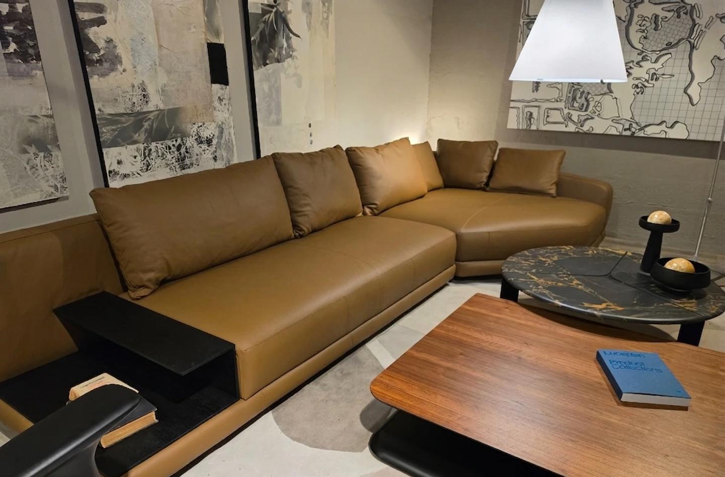Sillón de cuero en el showroom de Walmer