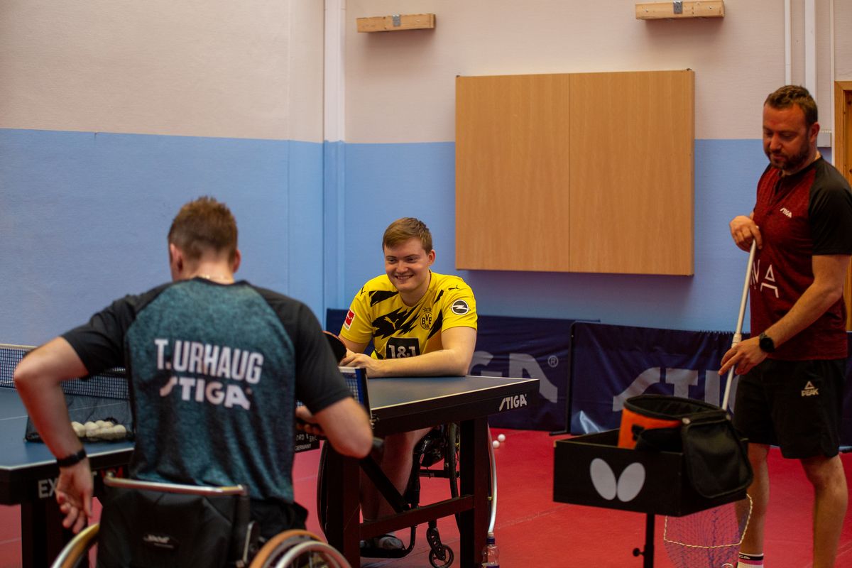 Tommy og Sebastian snakker sammen med Aleksey, som har vært trener siste 2-3 dagene