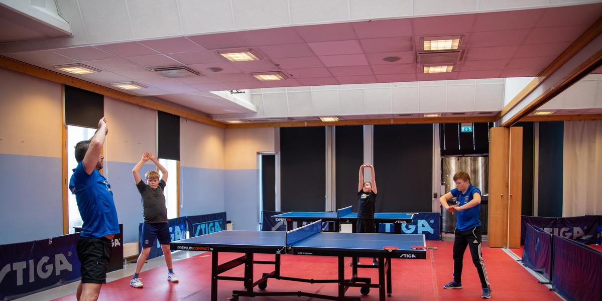 Spillerne i oppvarming før man grep til rackert og baller!