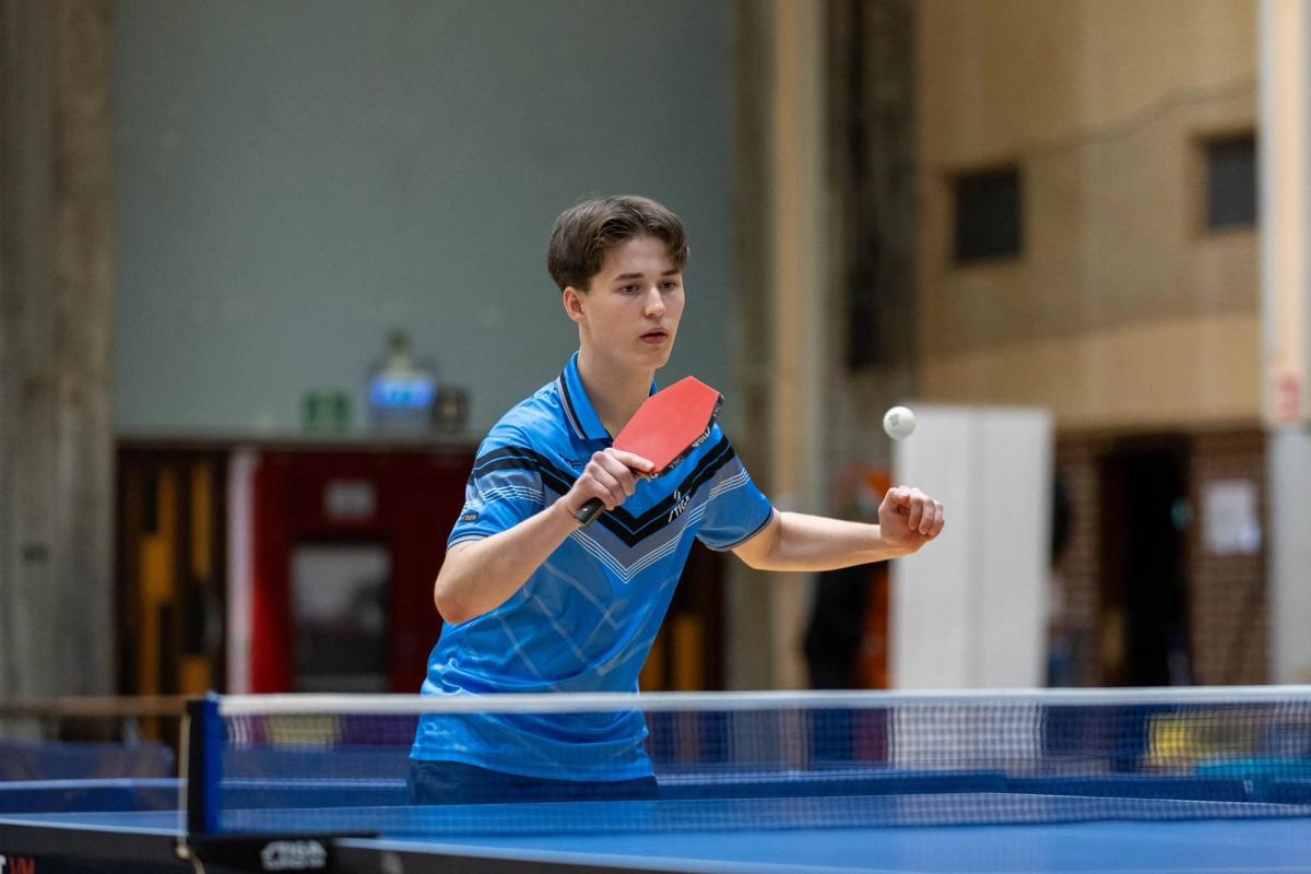 En bordtennisspiller er konsentrert