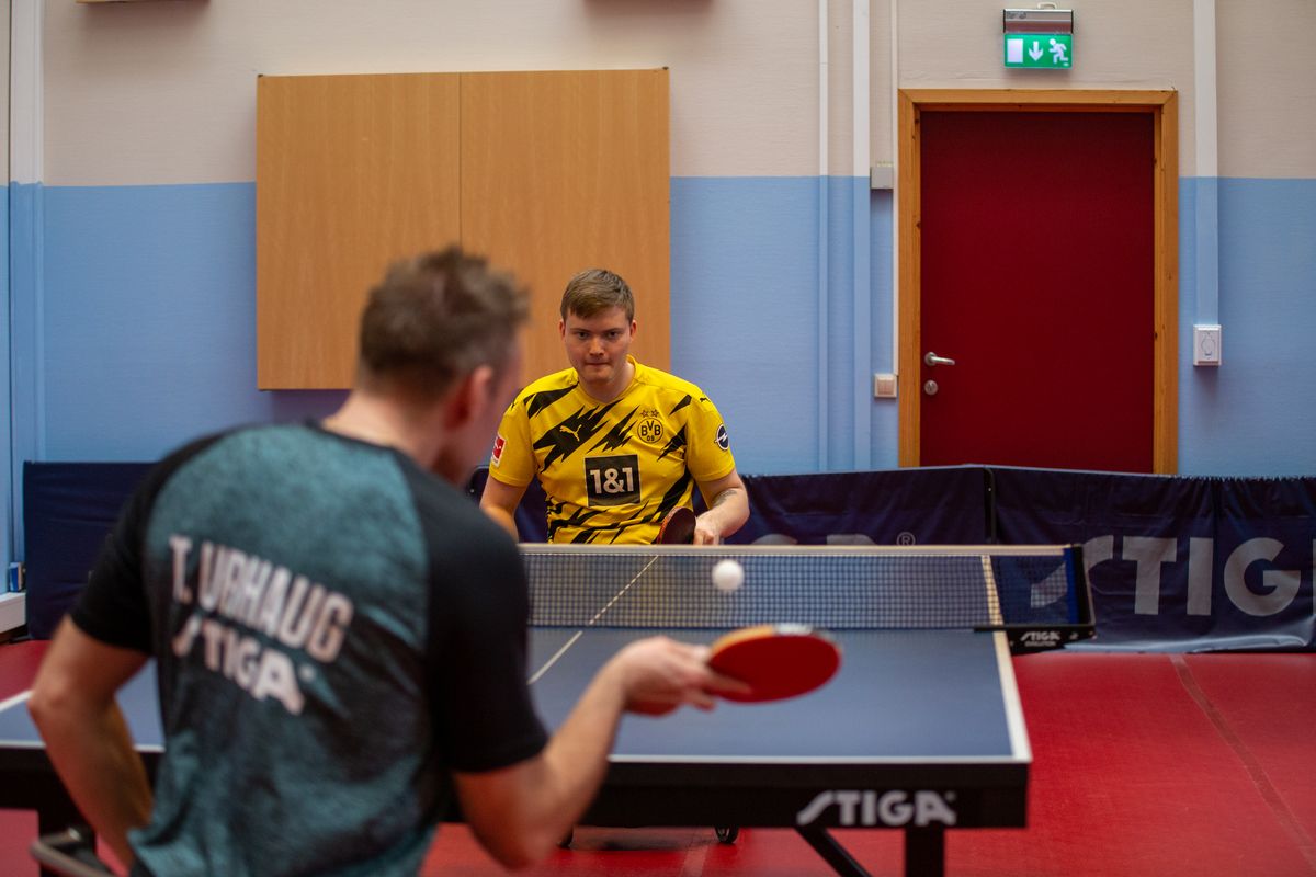 Viktig med fullt fokus når Tommy slår ballen mot deg!