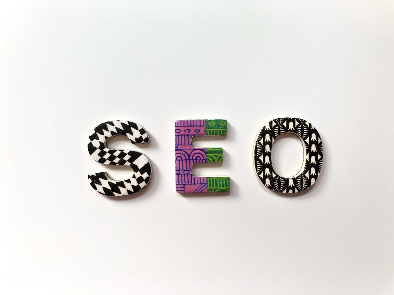 Lettres S, E et O en relief coloré sur fond blanc, vues de dessus