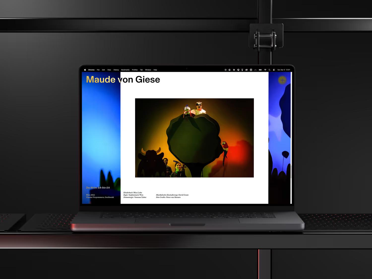Page projet de Maude von Giese sur un MacBook, avec une photographie de scène sur dégradé bleu